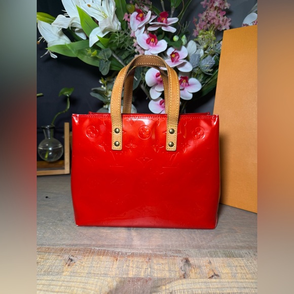 Authentic Louis Vuitton Reade PM handbag in Red Monogram Vernis patent leather. - Picture 9 of 11